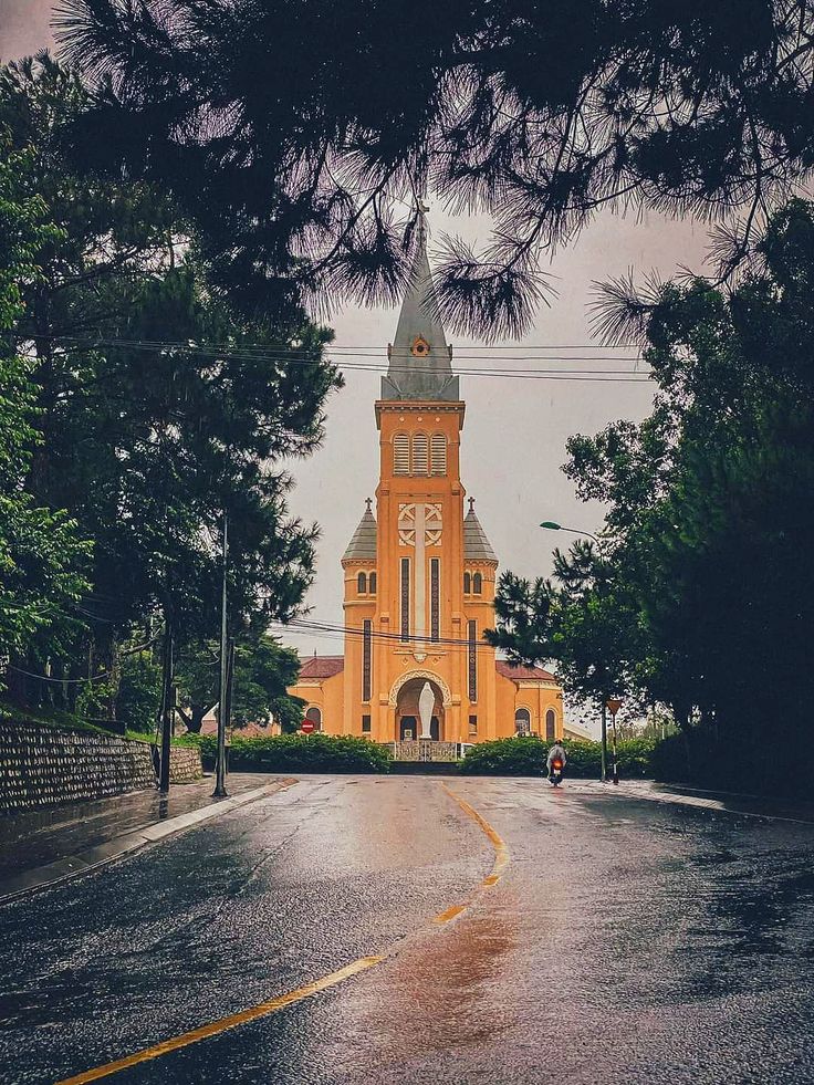 Nhà thờ Con Gà (Chính Tòa Đà Lạt – Cathédrale Saint Nicolas de Bari)
